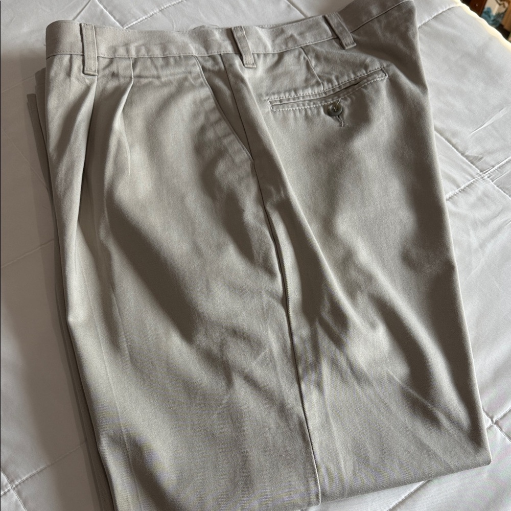 Wrangler Men's Five Star Premium Pleated Khakis. Size 38 x 30